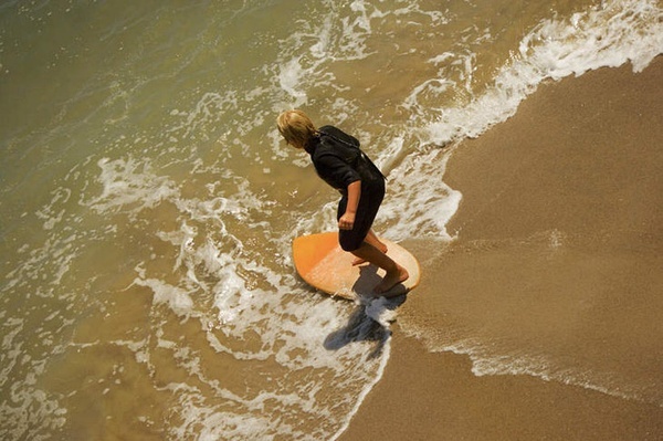 沙 板 体 验 原价：128元/小时 现价：1元起拍  Skimboard，浅滩冲浪有些冲浪和滑板相同的共性，