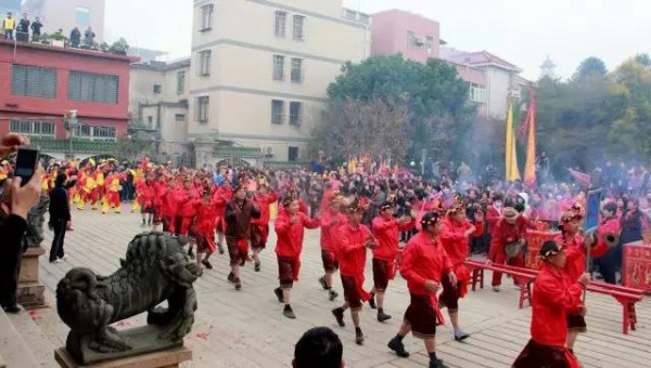 今天真热闹集美社刈香巡游祭开闽王！