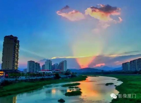 【台风预警】“妮妲”步步紧逼！厦门惊现奇观！沿海景点全关闭！
