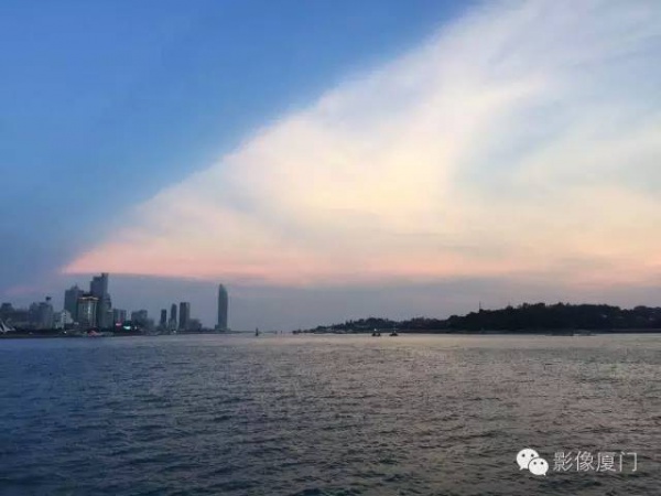 【台风预警】“妮妲”步步紧逼！厦门惊现奇观！沿海景点全关闭！