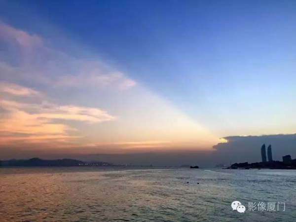 【台风预警】“妮妲”步步紧逼！厦门惊现奇观！沿海景点全关闭！