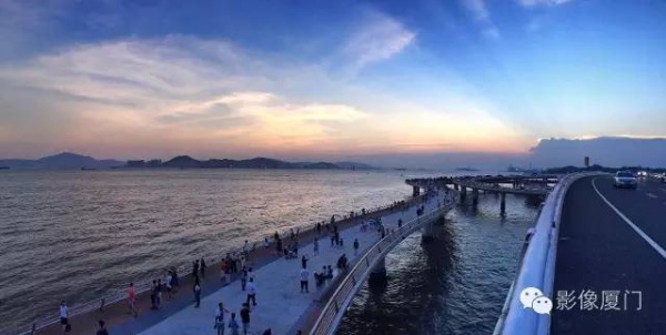 【台风预警】“妮妲”步步紧逼！厦门惊现奇观！沿海景点全关闭！