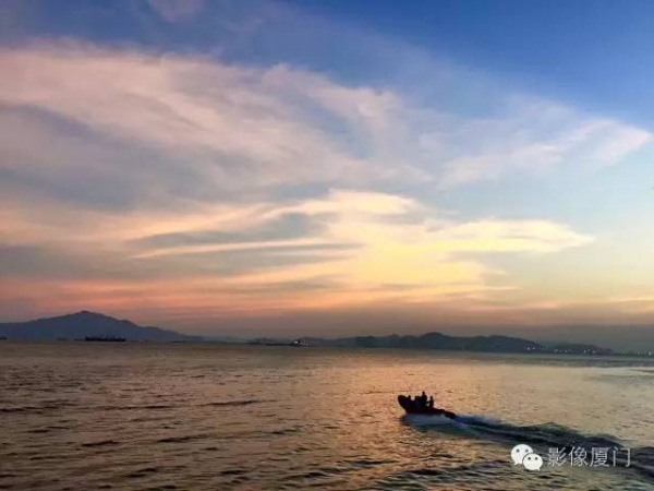 【台风预警】“妮妲”步步紧逼！厦门惊现奇观！沿海景点全关闭！