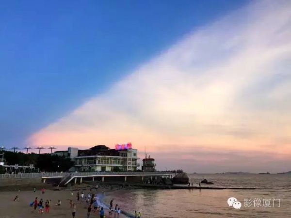 【台风预警】“妮妲”步步紧逼！厦门惊现奇观！沿海景点全关闭！