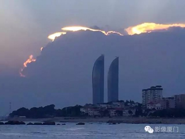 【台风预警】“妮妲”步步紧逼！厦门惊现奇观！沿海景点全关闭！