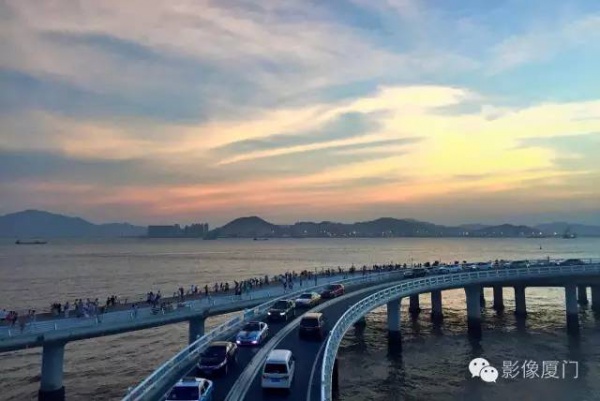 【台风预警】“妮妲”步步紧逼！厦门惊现奇观！沿海景点全关闭！