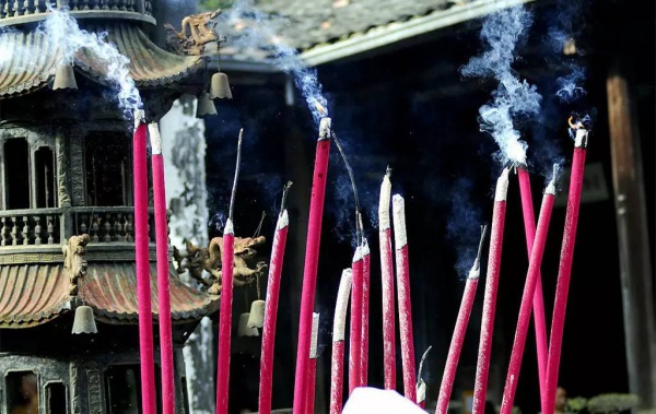 烧香拜神被香火烫了有何寓意？