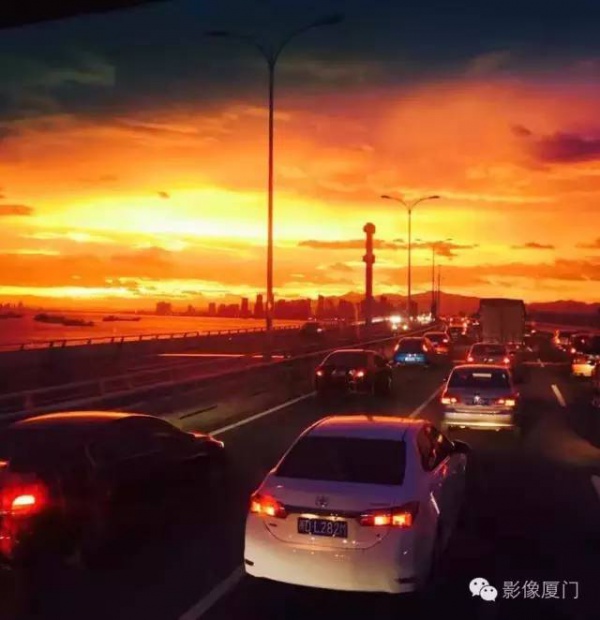 厦门“美炸”了！台风前史无前例的火烧云爆发，震撼得让人害怕…