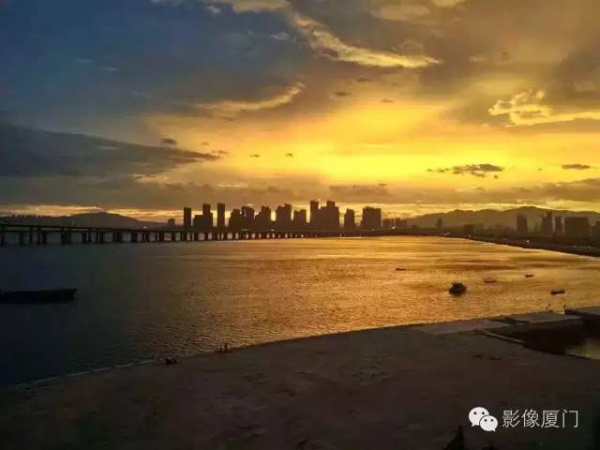 厦门“美炸”了！台风前史无前例的火烧云爆发，震撼得让人害怕…