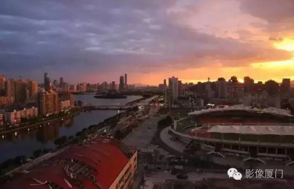 厦门“美炸”了！台风前史无前例的火烧云爆发，震撼得让人害怕…