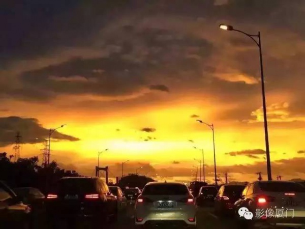 厦门“美炸”了！台风前史无前例的火烧云爆发，震撼得让人害怕…