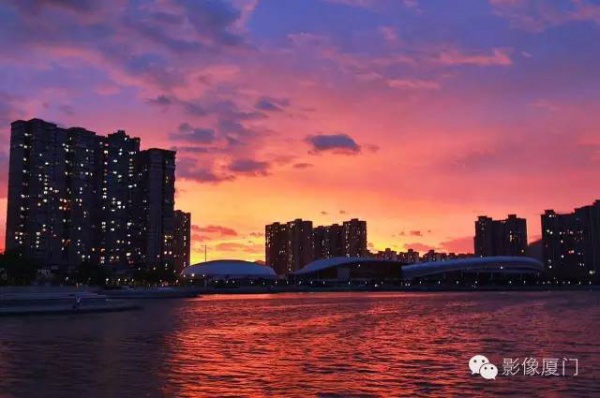 厦门“美炸”了！台风前史无前例的火烧云爆发，震撼得让人害怕…