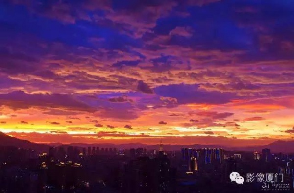 厦门“美炸”了！台风前史无前例的火烧云爆发，震撼得让人害怕…