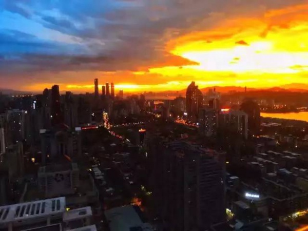 厦门“美炸”了！台风前史无前例的火烧云爆发，震撼得让人害怕…