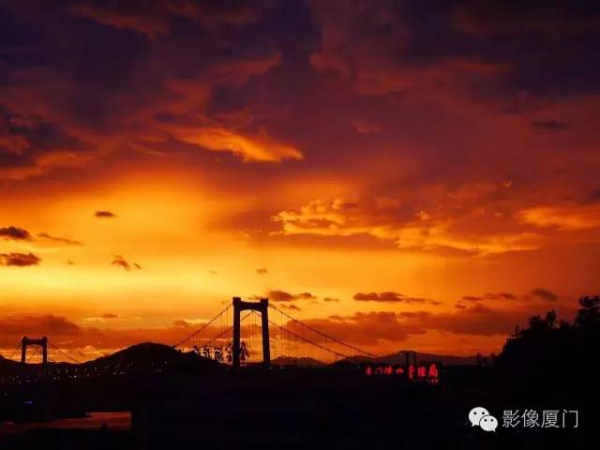 厦门“美炸”了！台风前史无前例的火烧云爆发，震撼得让人害怕…