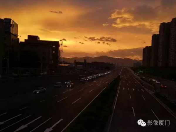 厦门“美炸”了！台风前史无前例的火烧云爆发，震撼得让人害怕…