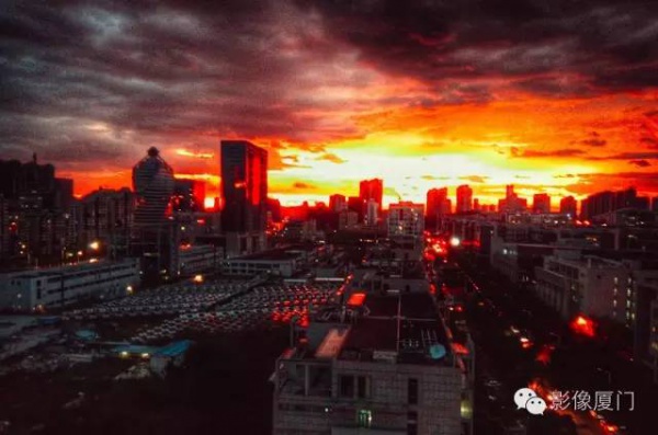 厦门“美炸”了！台风前史无前例的火烧云爆发，震撼得让人害怕…