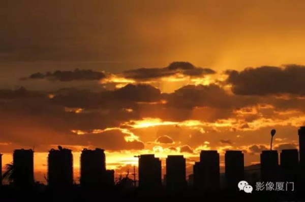厦门“美炸”了！台风前史无前例的火烧云爆发，震撼得让人害怕…