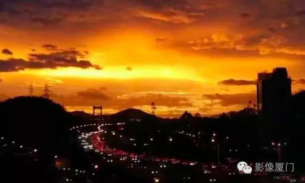 厦门“美炸”了！台风前史无前例的火烧云爆发，震撼得让人害怕…