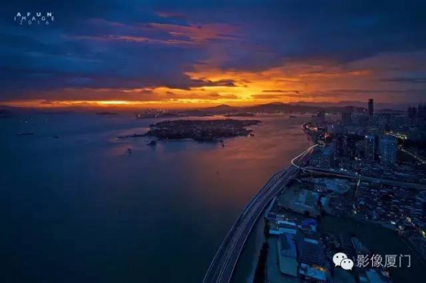 厦门“美炸”了！台风前史无前例的火烧云爆发，震撼得让人害怕…