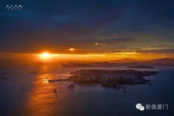 厦门“美炸”了！台风前史无前例的火烧云爆发，震撼得让人害怕…