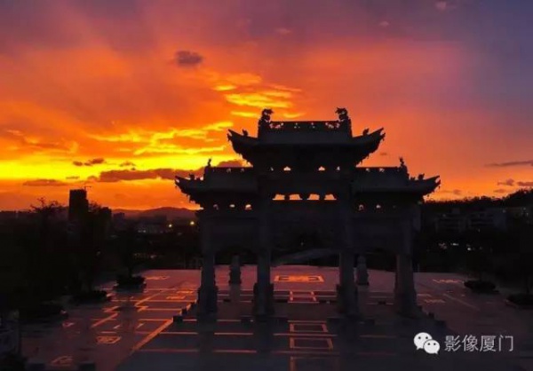 厦门“美炸”了！台风前史无前例的火烧云爆发，震撼得让人害怕…
