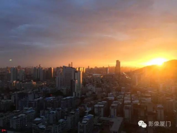 厦门“美炸”了！台风前史无前例的火烧云爆发，震撼得让人害怕…