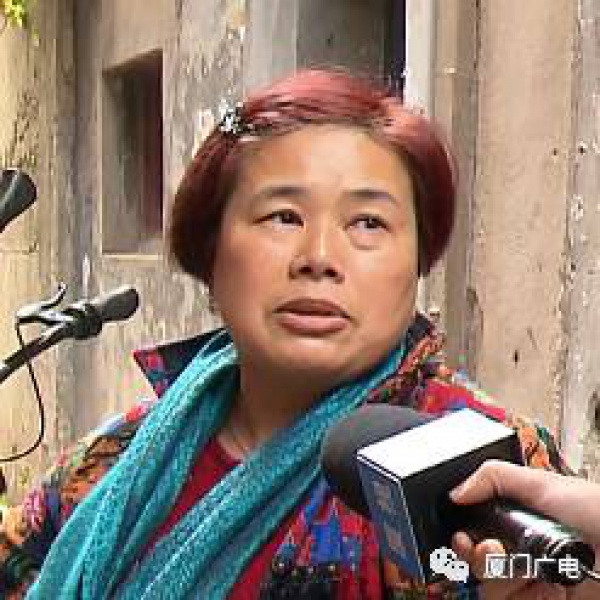 “我要怎么生活...”，厦门大妈家门前堆满了共享单车！究竟谁来管？