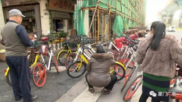 “我要怎么生活...”，厦门大妈家门前堆满了共享单车！究竟谁来管？