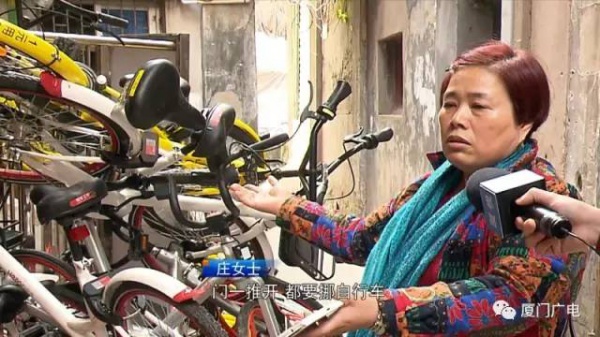 “我要怎么生活...”，厦门大妈家门前堆满了共享单车！究竟谁来管？