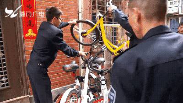 “我要怎么生活...”，厦门大妈家门前堆满了共享单车！究竟谁来管？