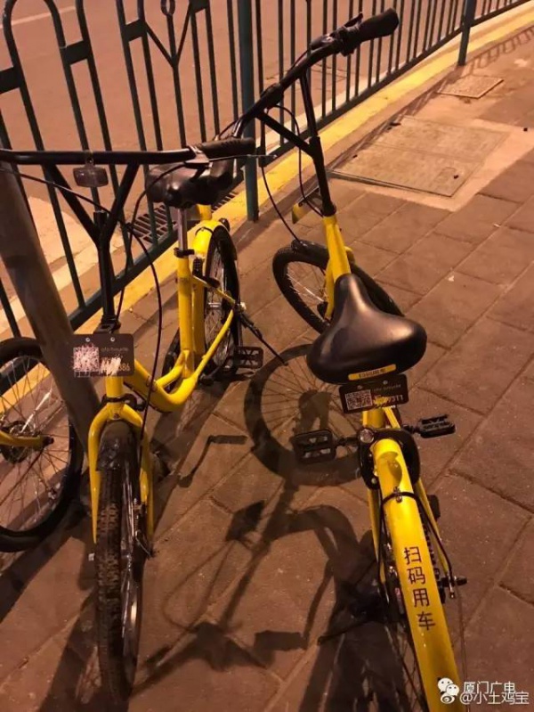 “我要怎么生活...”，厦门大妈家门前堆满了共享单车！究竟谁来管？