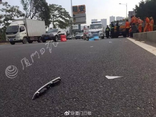 悲痛！翔安隧道收费站口突发车祸，女司机跪在死者尸体前哭喊对不起......