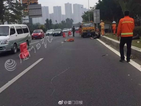 悲痛！翔安隧道收费站口突发车祸，女司机跪在死者尸体前哭喊对不起......