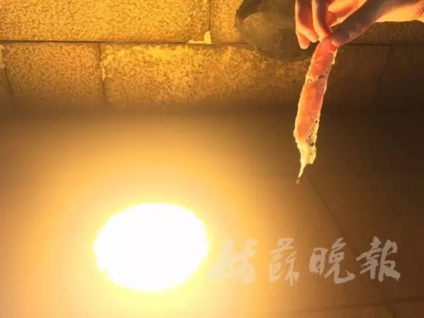 广场上就碰了一下这东西，三岁女孩立马倒地身亡……家长一定要当心！