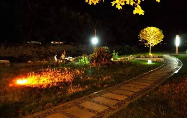 广场上就碰了一下这东西，三岁女孩立马倒地身亡……家长一定要当心！