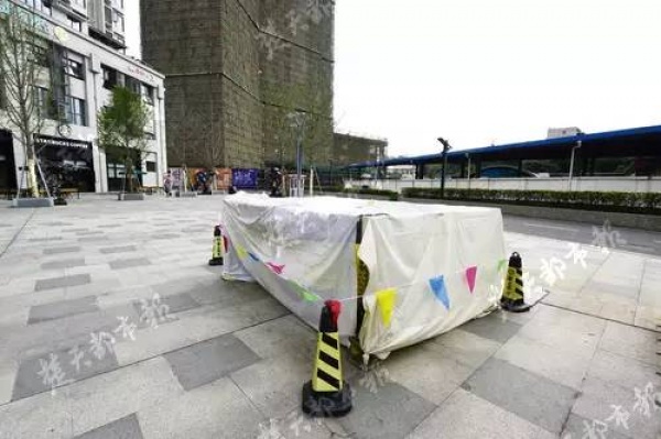 广场上就碰了一下这东西，三岁女孩立马倒地身亡……家长一定要当心！