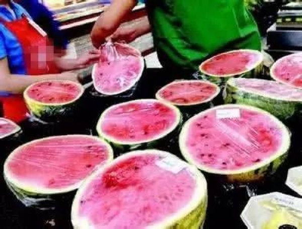 吃了半个西瓜，差点要了她的命！你还敢这样吃西瓜吗？