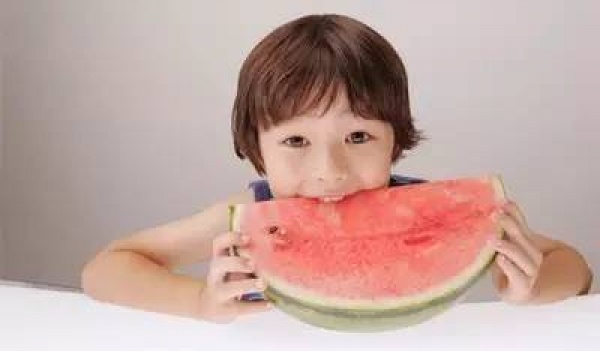 吃了半个西瓜，差点要了她的命！你还敢这样吃西瓜吗？