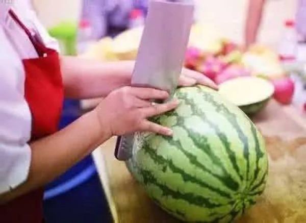 吃了半个西瓜，差点要了她的命！你还敢这样吃西瓜吗？