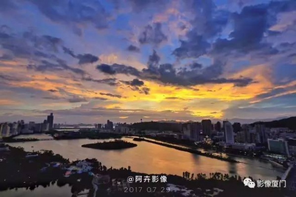 极美影像丨台风登陆前夕，风起云涌的厦门，震撼了全国。