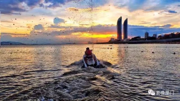 极美影像丨台风登陆前夕，风起云涌的厦门，震撼了全国。