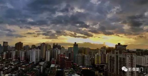 极美影像丨台风登陆前夕，风起云涌的厦门，震撼了全国。