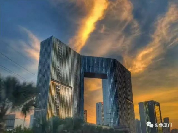 极美影像丨台风登陆前夕，风起云涌的厦门，震撼了全国。