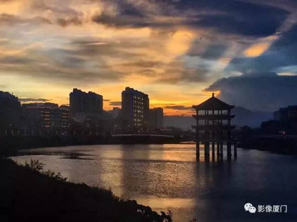 极美影像丨台风登陆前夕，风起云涌的厦门，震撼了全国。